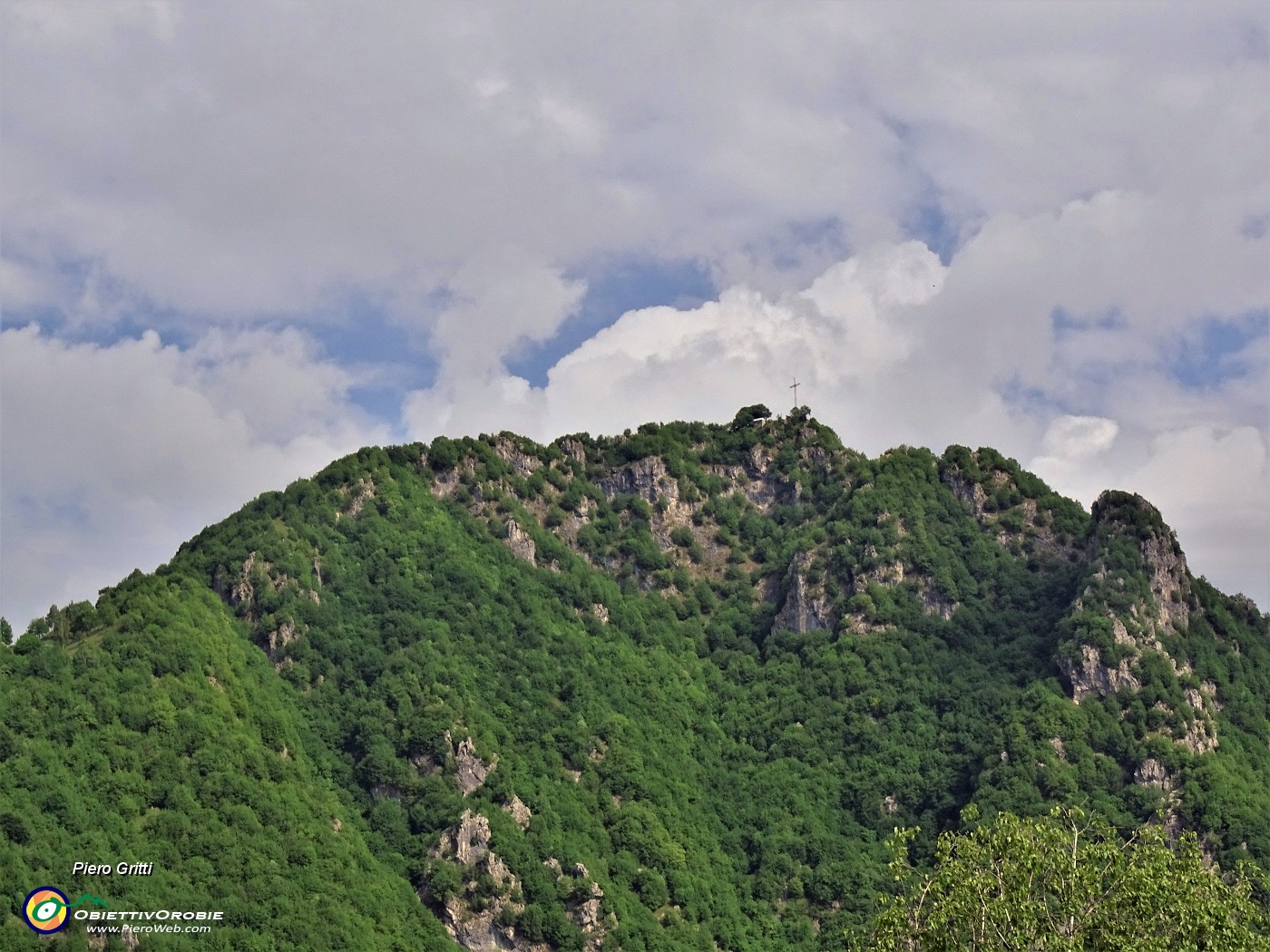 35 Zoom dal Pizzo  (921 m) sul Monte Zucco (1232 m).JPG -                                